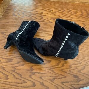 Comfortview Black Velvet, Decorative Pearl Accents, Pointed Toe Booties, Sz 7.5W